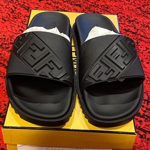 Fendi men’s slides size SLIDE TU FF DIAGONALE
NERO. Size US 12. BRAND NEW.